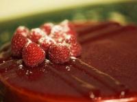 Tort de ciocolata cu crema de zmeura Tort de ciocolata cu crema de zmeura
